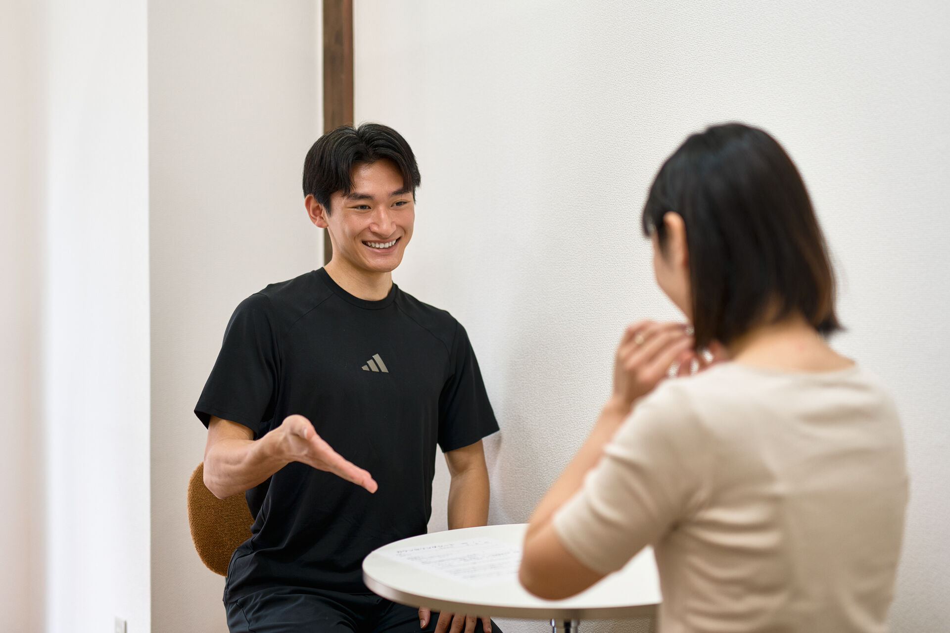 ハイライト仙台で初回体験前にカウンセリングを受ける様子