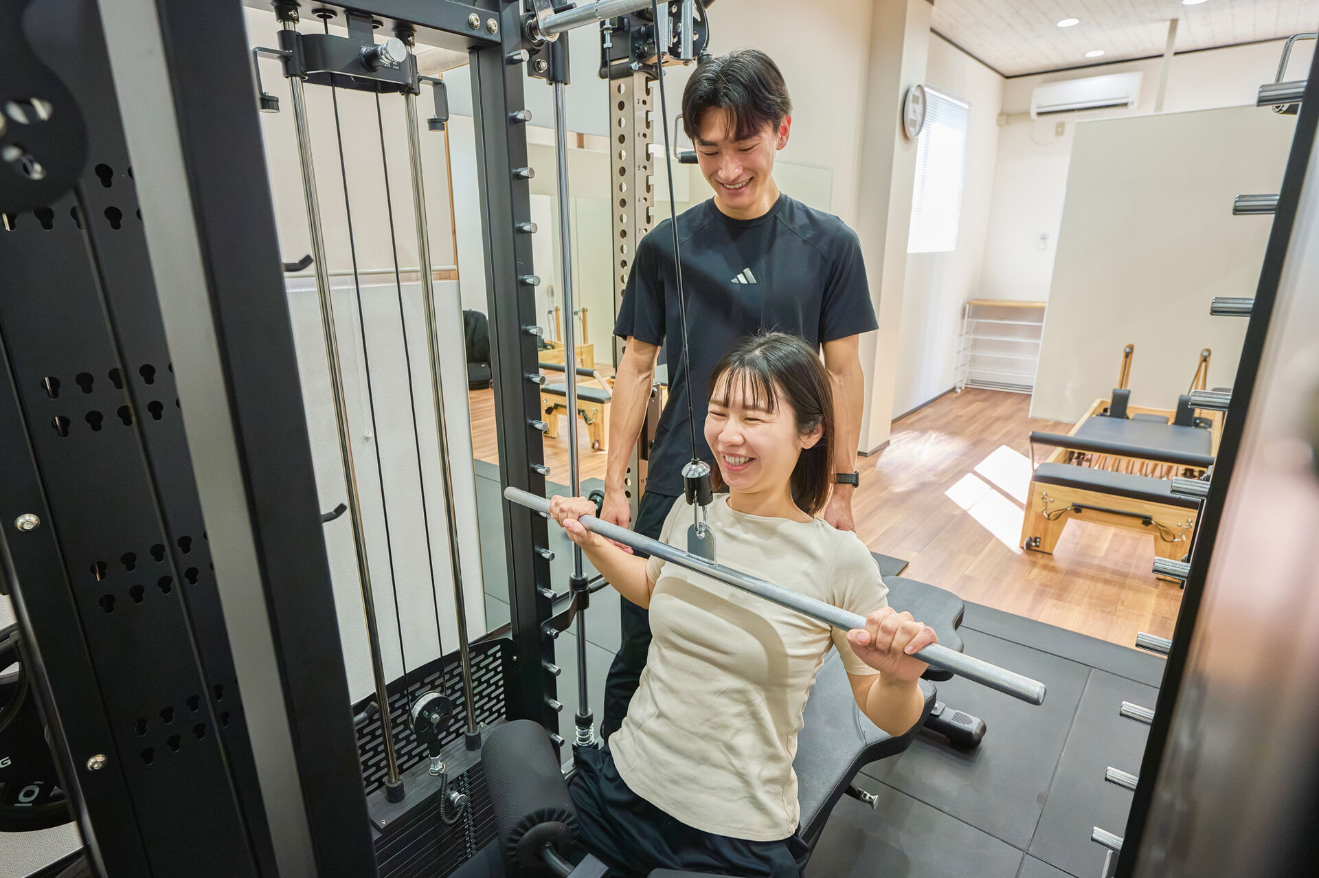 ハイライト仙台で筋力トレーニングやマシンピラティスを体験する様子