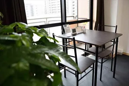 観葉植物のある店内の待合スペース