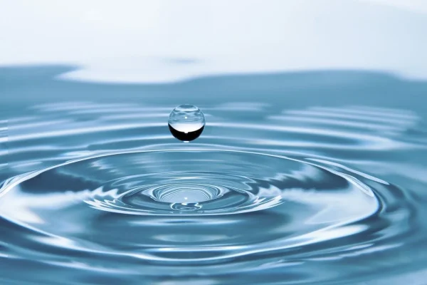 水滴が落ちる瞬間の波紋