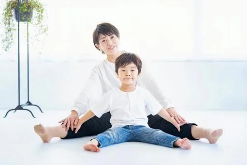 床に座る親子