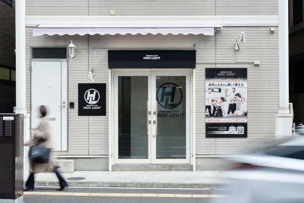 仙台東口店の店舗入り口とガラス扉の外観